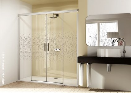 Sprudelnde Bubbles schmücken die Glasdusche von Hüppe und  bringen Frische ins Bad.  Das Dekor wurde exklusive für die Duschabtrennungen Design Pure und Design Elegance entworfen. <br />
